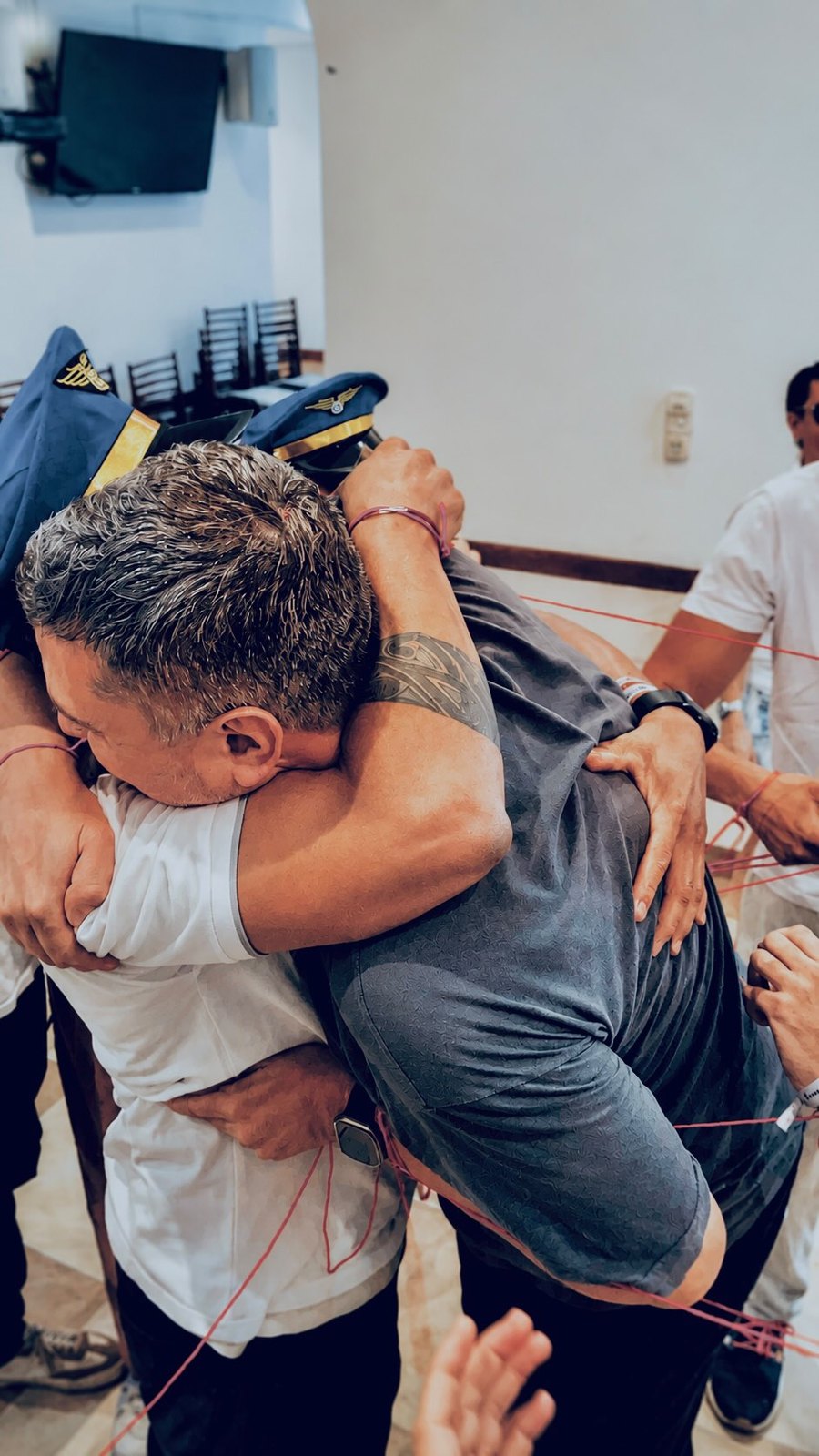 Dos participantes abrazados durante una dinámica del seminario Avanzado
