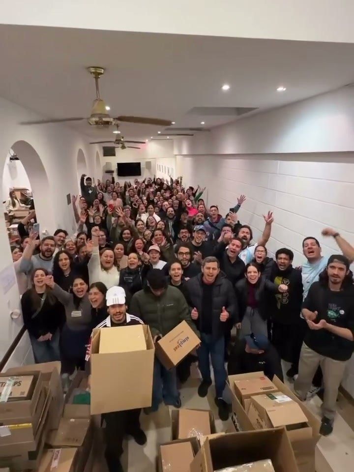 El salón lleno de gente y de cajas de insumos para Venezuela