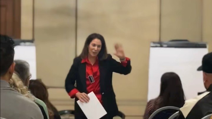 La facilitadora conduciendo una dinámica frente al grupo