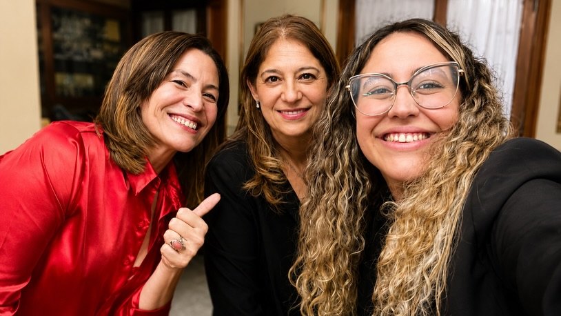 Tres participantes en el salón después de una jornada