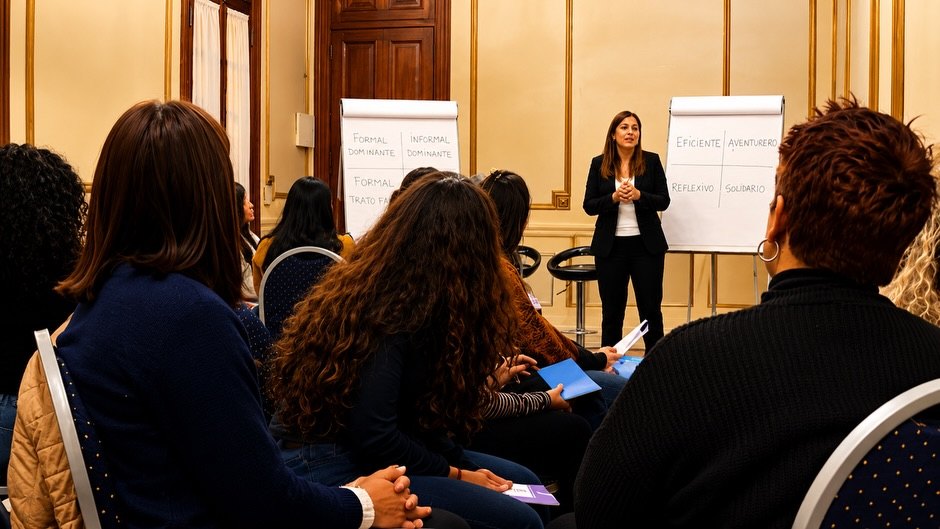 Participantes sentados en ronda durante el seminario Inicial